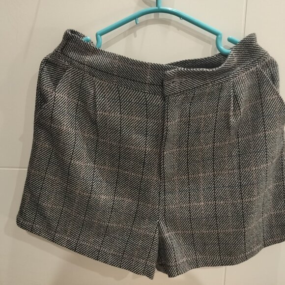 Stylish Women’s Plaid Blazer & Shorts Set – Size S - Picture 2 of 3